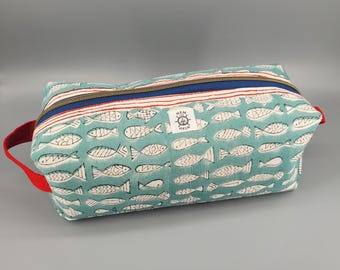 ¡Por el amor de Dios! Neceser de viaje Oh for Cod's Sake Darling / 28 x 13 x 13 cm (11" x 5" x 5") hecho a mano / Organizador de artículos de aseo con diseño de peces costeros, regalo de playa, bolsa de fin de semana DOPP164