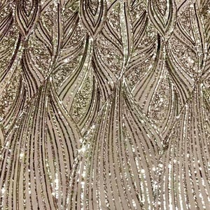 以下が含まれることがあります： 波打つ抽象的なパターンが施されたゴールドのラメ生地。ラメは縦のラインに配置され、キラキラと輝く効果を生み出しています。