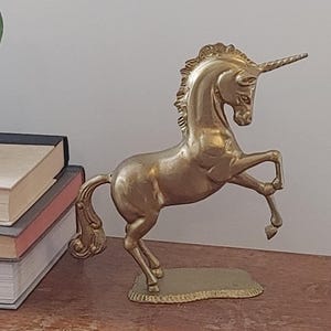 Escultura de unicórnio vintage grande em latão maciço