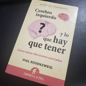 Puede incluir: Una portada de libro con una ilustración de cerebro rosa y el título "Cerebro izquierdo y lo que hay que tener." El subtítulo es "Cómo tomar decisiones acertadas." El autor es Phil Rosenzweig. El libro es publicado por Empresa Activa.