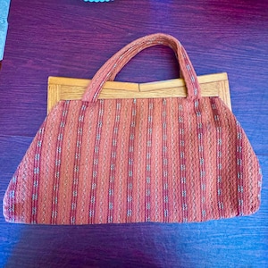 Bolso boho de los años 70, asa de madera y tejido elegante, estado y detalle increíbles