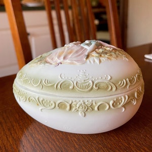 Covered Box with Victorian Couple in Relief – Lovely Gift for Mother’s Day or Easter