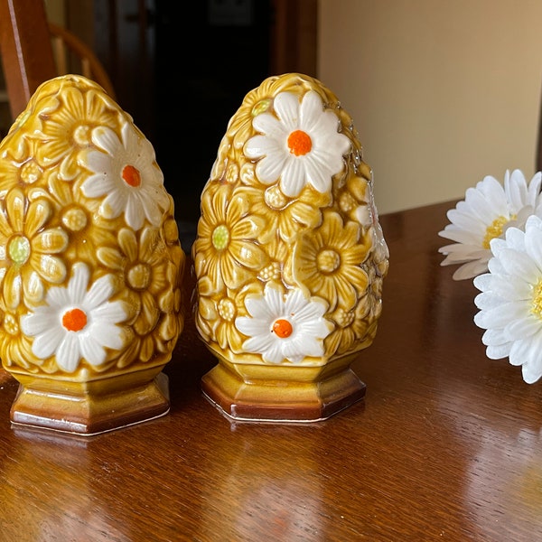 Fred Roberts Daisy Salt & Pepper - Three Dimensional,  Ceramic Japan