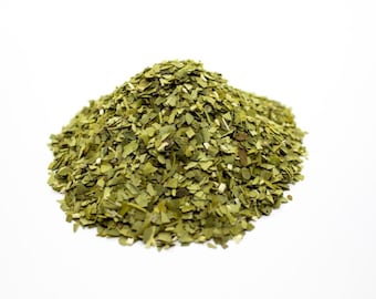 Könnte beinhalten: Nahaufnahme eines Haufens getrockneter grüner Yerba Mate Blätter, ein beliebter südamerikanischer Kräutertee.