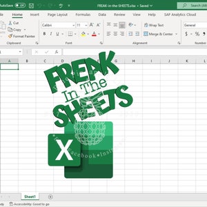 以下が含まれることがあります： 緑と白のスプレッドシートに、緑色のスタイリッシュなフォントで「FREAK In The SHEETS」というテキストが表示されています。テキストは、白い「X」が中央にある緑色の正方形の上にあります。