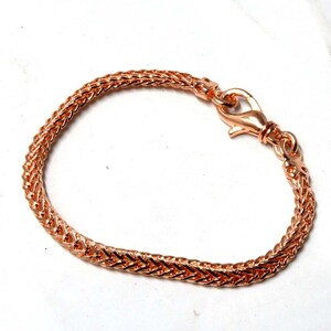 Peut inclure: Un bracelet en cha&icirc;ne en or rose avec une fermeture &agrave; fermoir.