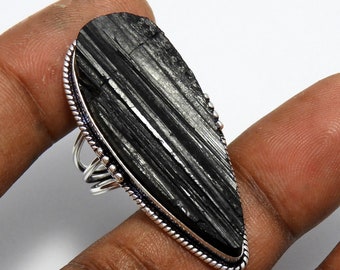Ruwe zwarte toermalijnring: handgemaakte sterlingzilveren sieraden