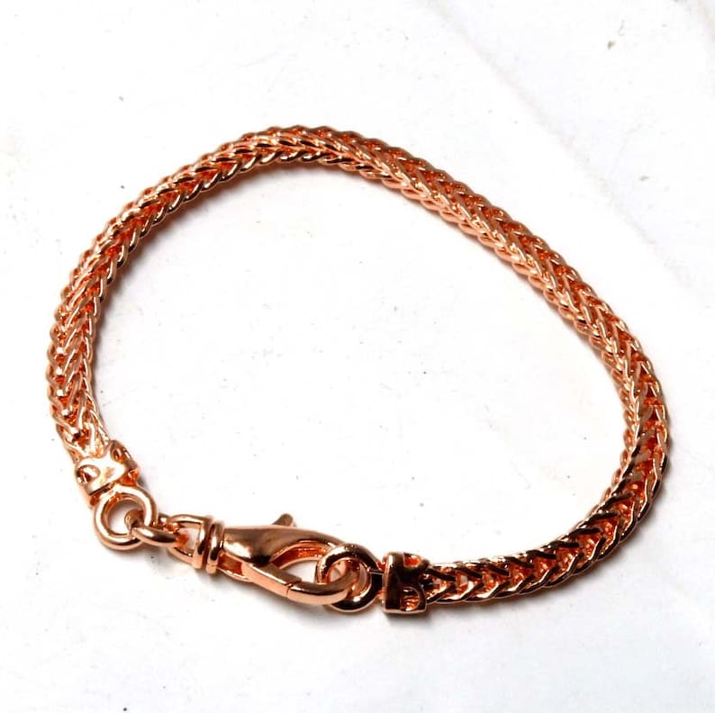 Peut inclure: Un bracelet en cha&icirc;ne en or rose avec une fermeture &agrave; fermoir.