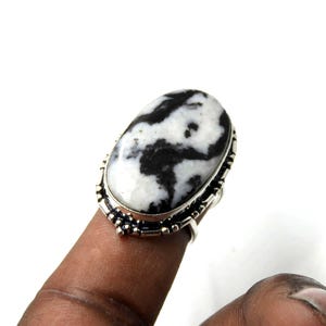 Anel ajustável com pedra preciosa de búfalo branco, pedra preta e branca em prata esterlina, anel grande e oval com contas estilo boho estilo sudoeste