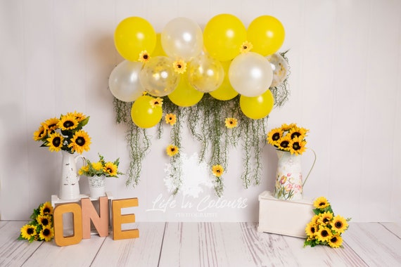 Fotografía fondo de fondo digital para Cake Smash, sesiones de cumpleaños,  flores de sol, blanco, globos amarillos, primer cumpleaños
