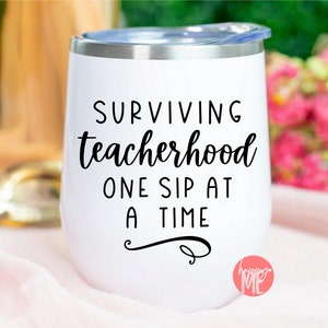 Sopravvivere all'insegnante Un sorso alla volta SVG, Funny Wine Quote svg, Teacher Quote svg, Because Distance Learning svg, Teacher Fuel svg, Wine