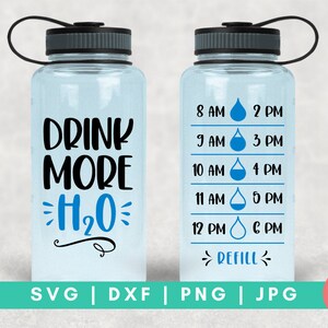 Op de afbeelding: Een doorzichtige waterfles met een zwarte dop en een zwarte handgreep. De fles heeft een motiverende quote die zegt "Drink More H2O" en een schema aan de andere kant dat zegt "8 AM 2 PM, 9 AM 3 PM, 10 AM 4 PM, 11 AM 5 PM, 12 PM 6 PM, Refill".