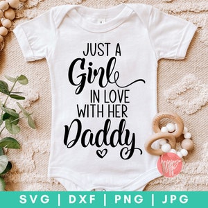 Just A Girl In Love With Her Daddy SVG, Baby Girl SVG, Baby Newborn svg, dxf y png descarga instantánea, Sassy Since Birth svg, Hello World