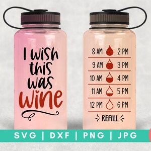 Op de afbeelding: Twee roze waterflessen met zwarte tekst en rode accenten. E&eacute;n fles zegt "Ik wou dat dit wijn was" en de andere heeft een waterinname schema met tijden van 8 uur 's ochtends tot 6 uur 's avonds. De flessen hebben een zwarte dop en een zwarte draagriem.