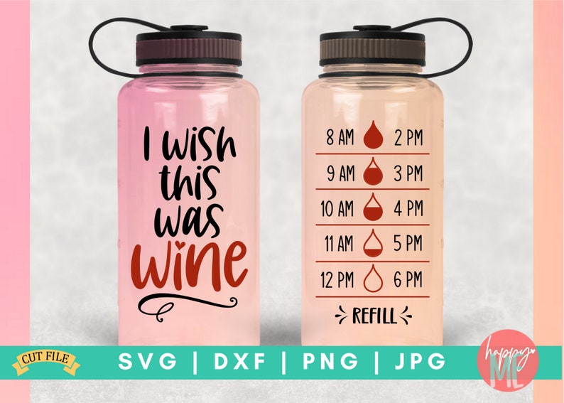 Op de afbeelding: Twee roze waterflessen met zwarte tekst en rode accenten. E&eacute;n fles zegt "Ik wou dat dit wijn was" en de andere heeft een waterinname schema met tijden van 8 uur 's ochtends tot 6 uur 's avonds. De flessen hebben een zwarte dop en een zwarte draagriem.