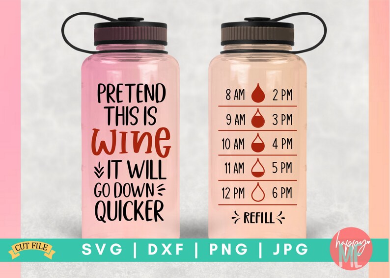 Op de afbeelding: Een roze waterfles met een zwarte dop en een zwarte band. De fles heeft een wit ontwerp met de tekst "Pretend This Is Wine It Will Go Down Quicker". De andere kant van de fles heeft een wit ontwerp met een waterdruppelpictogram en de tekst "8 AM 2 PM 9 AM 3 PM 10 AM 4 PM 11 AM 5 PM 12 PM 6 PM >REFILL<".