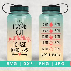Op de afbeelding: Een turquoise waterfles met een wit en geel ombre-ontwerp. Aan de ene kant van de fles staat de tekst "I work out just kidding I chase toddlers" met een pijl en een hart. Aan de andere kant van de fles staat een waterinname schema met de tekst "8 AM 2 PM, 9 AM 3 PM, 10 AM 4 PM, 11 AM 5 PM, 12 PM 6 PM, > Do it again <."