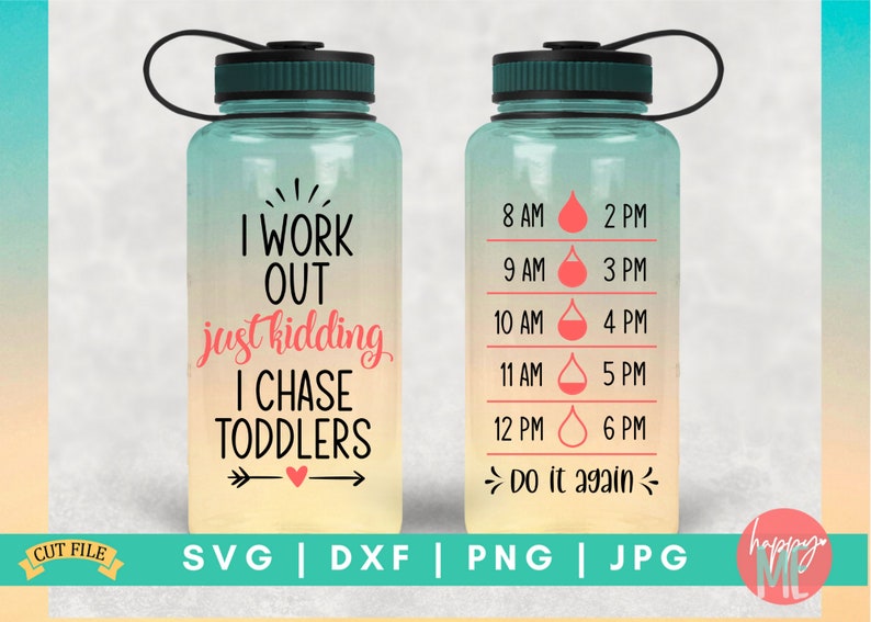 Op de afbeelding: Een turquoise waterfles met een wit en geel ombre-ontwerp. Aan de ene kant van de fles staat de tekst "I work out just kidding I chase toddlers" met een pijl en een hart. Aan de andere kant van de fles staat een waterinname schema met de tekst "8 AM 2 PM, 9 AM 3 PM, 10 AM 4 PM, 11 AM 5 PM, 12 PM 6 PM, > Do it again <."