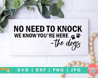 I cani SVG, Non c'è bisogno di bussare sappiamo che sei qui SVG, Farmhouse Dog svg, Dog sayings svg, Funny Dog Quotes svg, Dog Fur SVG, Dog Sign svg