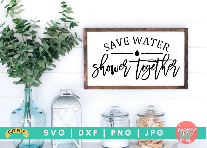 K&ouml;nnte beinhalten: Ein braunes Holzschild mit wei&szlig;em Text, der "Save Water Shower Together" lautet. Das Schild hat ein schwarzes Wassertropfen-Symbol &uuml;ber dem Wort "Together".