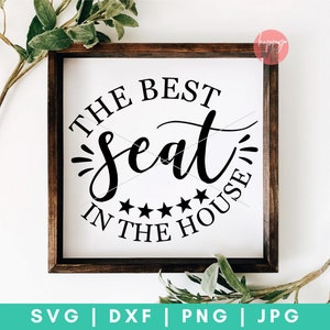 K&ouml;nnte beinhalten: Ein Holzschild mit dem Text "THE BEST Seat IN THE HOUSE" in einem schwarzen Kreis mit f&uuml;nf Sternen.