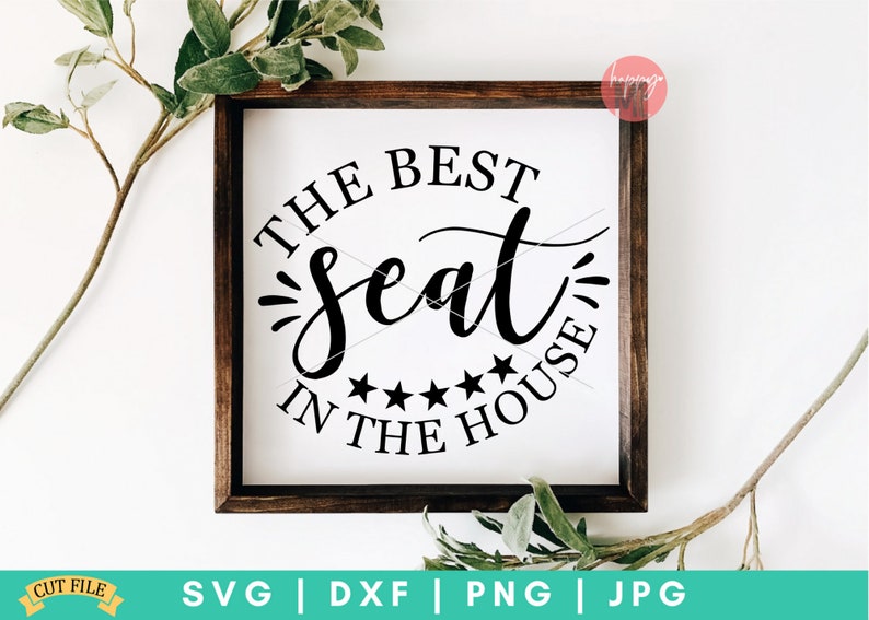 K&ouml;nnte beinhalten: Ein Holzschild mit dem Text "THE BEST Seat IN THE HOUSE" in einem schwarzen Kreis mit f&uuml;nf Sternen.