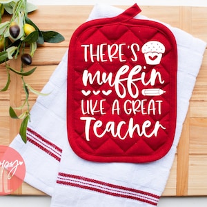 Pode incluir: Um pegador de panela acolchoado vermelho com texto branco que diz "There's muffin like a great Teacher" com um cupcake e um lápis.