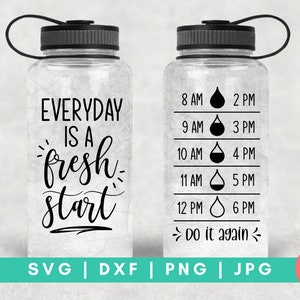 Op de afbeelding: Een doorzichtige waterfles met een zwarte dop en een zwart ontwerp dat aan de ene kant "EVERYDAY IS A fresh start" zegt en aan de andere kant een waterherinneringsschema. Het schema bevat tijden van 8:00 uur tot 18:00 uur met een waterdruppelpictogram naast elke tijd. De tekst onderaan het schema zegt "DO it again".