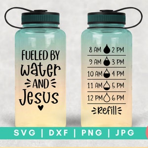 Op de afbeelding: Een turquoise en oranje waterfles met een motiverende quote "Fueled by water and Jesus" aan de ene kant en een hydratatieschema aan de andere kant. Het schema omvat tijden van 8:00 uur tot 18:00 uur met een herinnering om bij te vullen.
