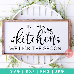 Nesta cozinha, lambemos a colher SVG, Definição de cozinha SVG, Citações de cozinha svg, Sinais de cozinha svg, dxf e png download instantâneo, Cozinha