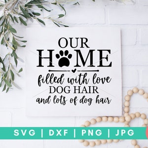 Unser Zuhause, gefüllt mit Liebe Hund Haar und viel Hund Haar SVG, Home Sweet Home SVG, Home Decor Svg, Hunde SVG, Hund Pfote Svg, Hund Zeichen Svg