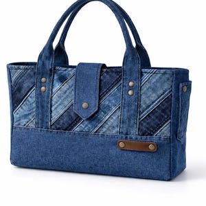Peut inclure: Sac fourre-tout en jean bleu avec deux poignées et une forme rectangulaire. Le sac présente un motif patchwork avec différentes nuances de denim bleu. Il a une fermeture à rabat avec un bouton et une petite étiquette en cuir marron.