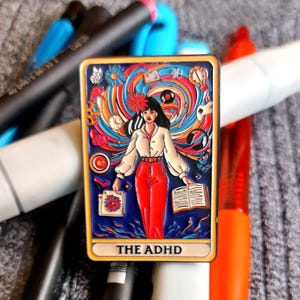 Könnte beinhalten: Rechteckiger Emaille-Pin mit einer Frau in einer weißen Bluse und roter Hose, vor einem farbenfrohen Hintergrund aus wirbelnden Formen, Uhren und Blumen. Der Pin trägt die Aufschrift "THE ADHD" in einem goldenen Rahmen.