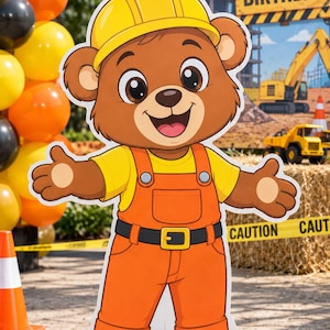 Könnte beinhalten: Ein Pappaufsteller eines braunen Bären, der einen gelben Bauhelm, ein gelbes T-Shirt und eine orangefarbene Latzhose mit schwarzem Gürtel trägt. Der Bär hat einen lächelnden Gesichtsausdruck und offene Arme. Der Aufsteller steht aufrecht.