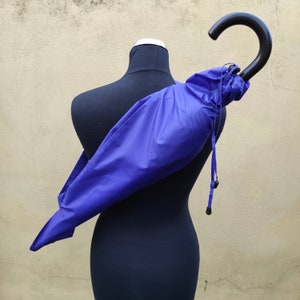 Extra Langer Schirmhalter. Schultertasche für Regenschirm. Blau.