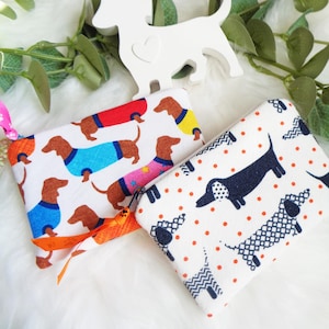 Könnte beinhalten: Ein Set aus drei Keramikbechern mit gesprenkelter, matter Oberfläche. Die Becher sind in Creme-, Hellgrau- und Dunkelgrautönen gehalten. Jeder Becher hat ein schlichtes, minimalistisches Design, ideal für Kaffee oder Tee.