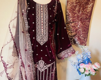 Traje pakistaní de terciopelo bordado / Traje de fiesta granate