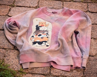 Sudadera con estampado tie-dye de gato reciclada – Cuello redondo artesanal único – Estilo cottagecore grunge pastel – Jersey vintage reutilizado – Frankenwear
