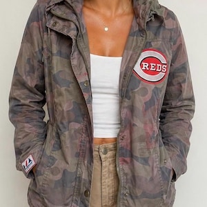 Giacca mimetica rossa riciclata / Felpa con cappuccio da baseball Cincinnati unica nel suo genere / Cappotto stile militare effetto invecchiato / Streetwear da donna taglia M