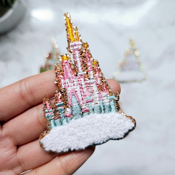 Patch en fer chenille château de princesse Disney | Écusson Aurora Castle de 3 pouces pour les vacances de Disneyland, bricolage, écusson thermocollant à paillettes en bronze pour veste pour enfants