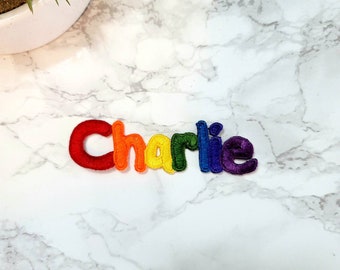 Aangepaste geborduurde naambadge met regenboog | Opstrijklettertype