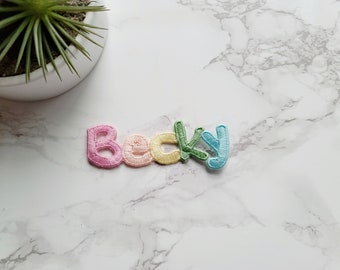 Aangepaste opstrijkbare pastel regenboognaam geborduurde patch | Gepersonaliseerde opstrijkpatronen | Bubbelhandschrift | Rugzakken | Hoeden | Kousen | Cadeaus
