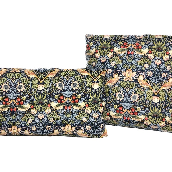 Housse de coussin double face avec ouverture d'enveloppe ou fermeture éclair - William Morris, tissu en coton Strawberry Thief, fait main, cadeau, produit britannique