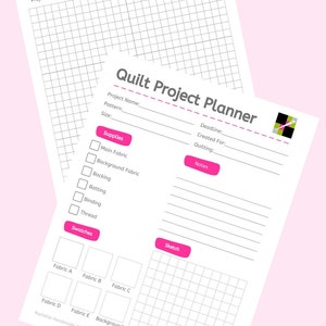 Op de afbeelding: Een printbare quiltprojectplanner met secties voor projectnaam, patroon, maat, deadline, gemaakt voor, quilten, notities, benodigdheden, stofstalen en een schets. De planner heeft een geruit gebied voor schetsen en een sectie voor stofstalen.