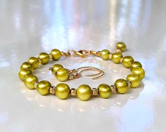 Conjunto de joyas con perlas de agua dulce de oliva y aretes y pulsera chapados en oro de 14 quilates.