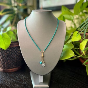 Halsband med turkosa fröpärlor, vridbart lås i 14k guld, vintagestil