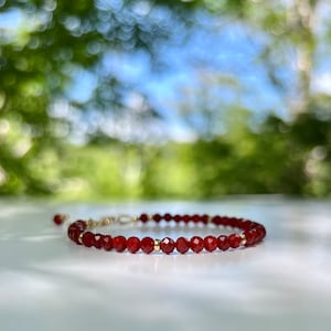Bransoletka z karneolu, czerwony karneol, biżuteria wypełniona złotem, bransoletka do układania w stosy, delikatna bransoletka, minimalistyczna bransoletka, prezent walentynkowy, prezent dla kobiet