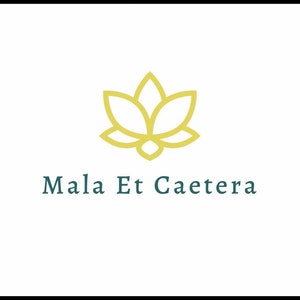 Peut inclure: Un logo avec un contour jaune d'une fleur de lotus et le texte "Mala Et Caetera" en turquoise.