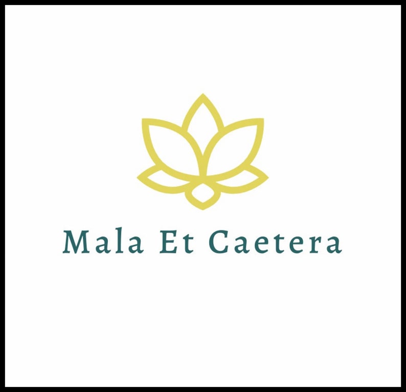 Peut inclure: Un logo avec un contour jaune d'une fleur de lotus et le texte "Mala Et Caetera" en turquoise.