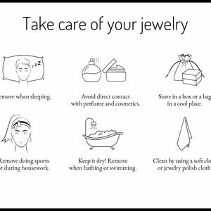 Peut inclure: Illustrations en noir et blanc en ligne montrant des conseils pour prendre soin de vos bijoux. Les illustrations montrent une personne qui dort, une personne qui fait du sport, une personne qui se baigne, un flacon de parfum et un pot de cr&egrave;me, un coffret &agrave; bijoux et un sac &agrave; bijoux, et une serviette. Le texte indique "Prenez soin de vos bijoux" et comprend des conseils tels que "Retirer lors du sommeil", "&Eacute;viter le contact direct avec le parfum et les cosm&eacute;tiques", "Ranger dans une bo&icirc;te ou un sac dans un endroit frais", "Retirer lors de la pratique de sports ou des t&acirc;ches m&eacute;nag&egrave;res", "Gardez-le au sec ! Retirez-le lors du bain ou de la natation", et "Nettoyer &agrave; l'aide d'un chiffon doux ou d'un chiffon &agrave; polir les bijoux."